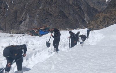 चमोली: हिमालय क्षेत्र में ​स्थित हेमकुंड साहिब के आस्था पथ से बर्फ हटाने में जुटे भारतीय सेना के जवान व सेवादार–