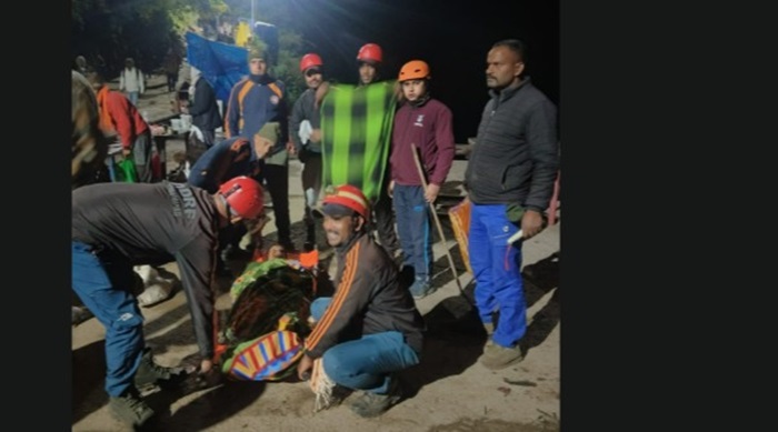 घायल प्रदीप को स्ट्रेक्चर में लाते लोग