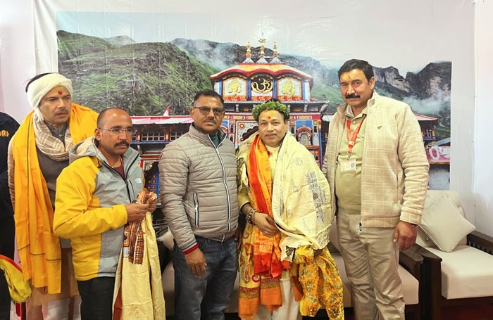 आस्था: बदरीनाथ धाम के दर्शनों को पहुंचे सूफी गायक कैलाश खैर–