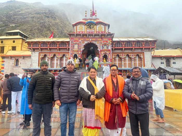 बदरीनाथ में पूजा अर्चना हुई