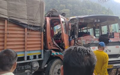 चमोली: बदरीनाथ हाईवे पर ट्रक और बस की ​हुई जोरदार ​भिडंत, पांच यात्री घायल–