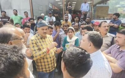 चमोली: 50 लाख मुआवजा और नौैकरी की मांग पर अड़े लोग, सात घंटे तक शव नहीं उठाया–