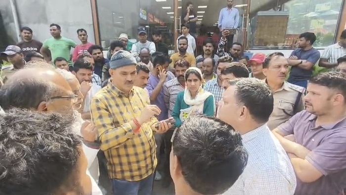 चमोली: 50 लाख मुआवजा और नौैकरी की मांग पर अड़े लोग, सात घंटे तक शव नहीं उठाया–
