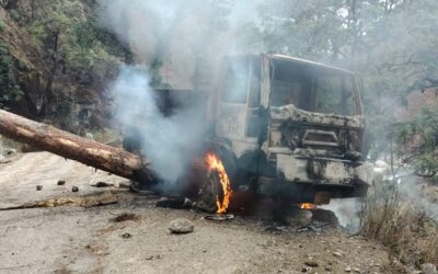 चमाेली:सड़क किनारे खड़े डंपर पर लगी आग, पुलिस ने बुझाई–