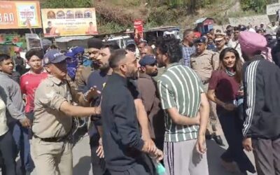 चमोली: लाखों में पहुंच रही तीर्थयात्री, पेट्रोल पंपों पर तेल समाप्त, तीर्थयात्री और स्थानीय लोग परेशान–