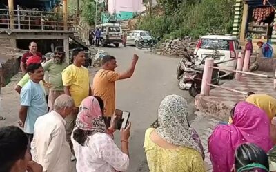 चमाेली: बमोथ गांव में पेयजल समस्या पर ग्रामीणों ने घेरा जल निगम के अधिकारी–