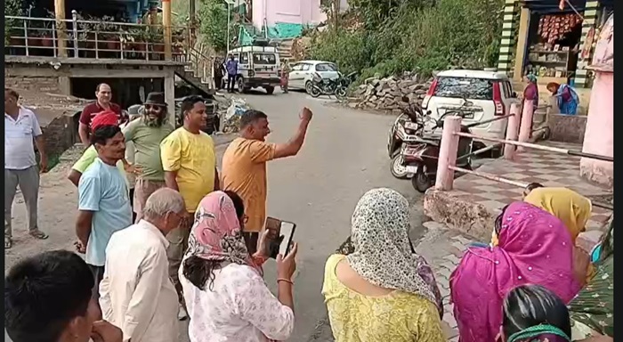 चमाेली: बमोथ गांव में पेयजल समस्या पर ग्रामीणों ने घेरा जल निगम के अधिकारी–
