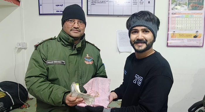चमोली: बदरीनाथ पुलिस ने चंद घंटों में ढूंढा श्रद्धालु का लाखों रुपये के जेवरात से भरा बैग–