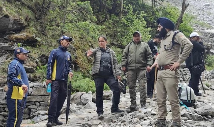 पर्यटक की तलाश में पहुंची टीमें-