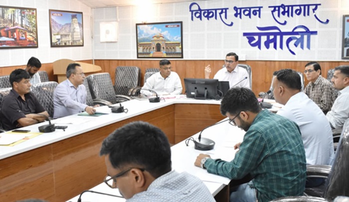 चमोली: मुख्यमंत्री घोषणाओं की प्रगति समीक्षा में अधिकारियों को दिए आवश्यक निर्देश–