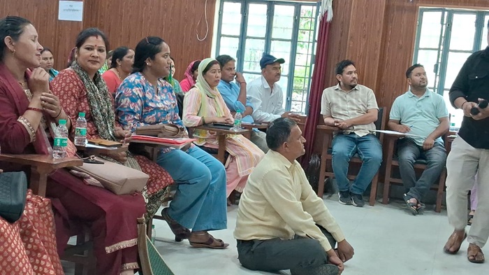 सदन में धरने पर बैठे ग्राम प्रधान