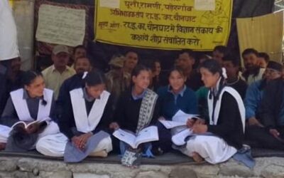 चमाेली: विज्ञान संकाय की मांग पर छात्रों ने धरना स्थल को बनाया ‘कक्षा’, किताबें पढ़कर पूछे सवाल–