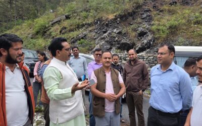 चमोली: जिला​धिकारी गौरव कुमार पहुंचे निजमुला घाटी, काली चट्टान और झींझी पुल का किया निरीक्षण–