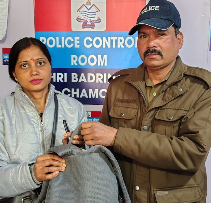 नागरिक की ईमानदारी और पुलिस की तत्परता से वापस मिला खोया मोबाइल फोन–