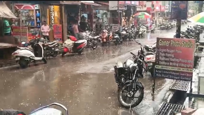 श्रीनगर में बदला मौसम का मिजाज