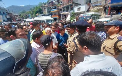 चमोली: मामूली कहासुनी चली तलवारें, तलवारों से हमले के बाद कर्णप्रयाग में चार घंटे जाम–