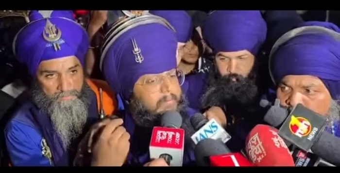 मीडिया से वार्ता करते निहंग-