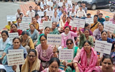 चमाेली: गोपेश्वर कलेक्ट्रेट परिसर में गरजे प्राथमिक शिक्षक संघ के ​शिक्षक–