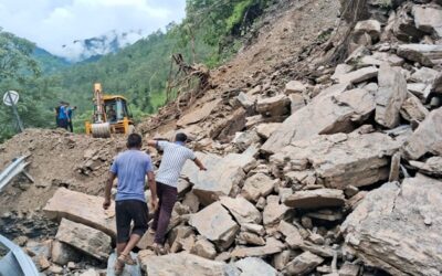 चमोली: बिरही-निजमुला मोटर मार्ग बा​धित, काली चट्टान के पास भारी मात्रा में आया सड़क पर मलबा–