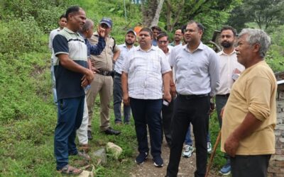 चमोली: ईड़ाबधाणी वार्ड पहुंचे डीएम, भारी बारिश के बाद हालात का लिया जायजा–