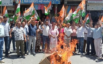 चमोली में गरजे कांग्रेस कार्यकर्ता, भाजपा सरकार के खिलाफ किया प्रदर्शन, पुतला फूंका–