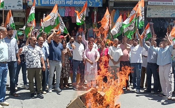 चमोली में गरजे कांग्रेस कार्यकर्ता, भाजपा सरकार के खिलाफ किया प्रदर्शन, पुतला फूंका–
