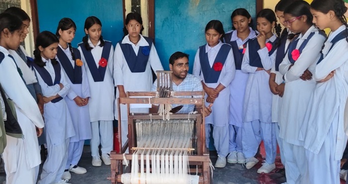 चमोली: तकनीकी विशेषज्ञों ने दी हथकरघा और स्वरोजगार की जानकारी–