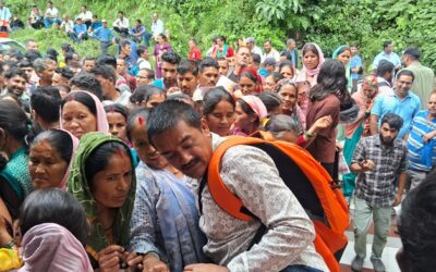 चमोली: श्रम कार्ड नवीनीकरण न होने पर ग्रामीणों ने कलेक्ट्रेट में किया प्रदर्शन–