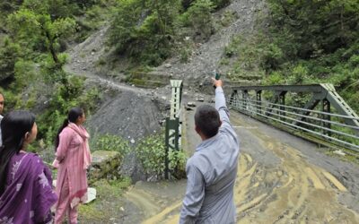 चमोली: प्रधान संगठन की प्रदेश अध्यक्ष योगिता रावत ने मुख्यमंत्री को बताई सड़क की दुर्दशा, तो सड़क पर पहुंची प्रशासनिक टीम–