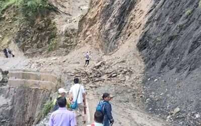 बिरही-निजमुला सड़क पर चौथे दिन भी आवाजाही ठप, काली चट्टान बनीं मुसीबत–