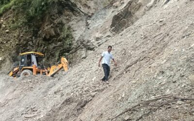 चमोली: काली चट्टान बनी मुसीबत, बिरही-निजमुला सड़क पर फिर ठप हुई आवाजाही–