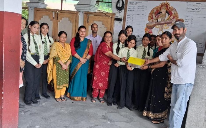 विद्यालयों में फर्स्ट एड बॉक्स पहुंचाकर सामाजिक दायित्व निभा रहा रूद्र सेवा संघ–