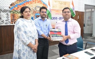 प्रेरणादायक: एक पुस्तक दान करें, ज्ञान का वृक्ष लगाएं” अभियान के तहत आरटीओ बिष्ट ने डीएम मिश्रा को भेंट की 8 प्रेरणादायक पुस्तकें–