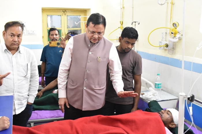 चमोली: गोपेश्वर में घायल श्रमिकों से मिले मुख्यमंत्री, जिला अस्पताल में जाना कुशलक्षेम–