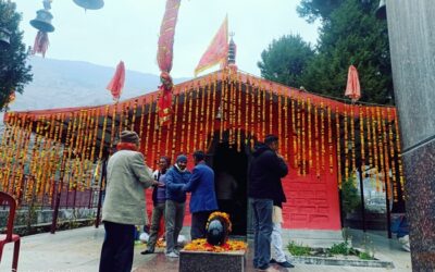 चमोली: सजने लगा मां नंदा का धाम सिद्धपीठ कुरुड़ मंदिर, गेंदे के फूलों से सजाया जा रहा मंदिर–