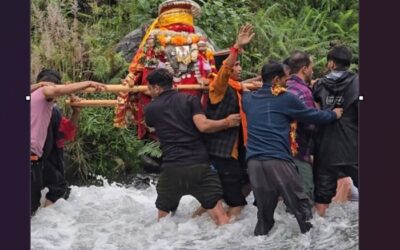 जय मां नंंदा: टूटे रास्तों और उफनते गदेरों से होकर कैलाश की ओर बढ़ी मां नंदा की डोली–
