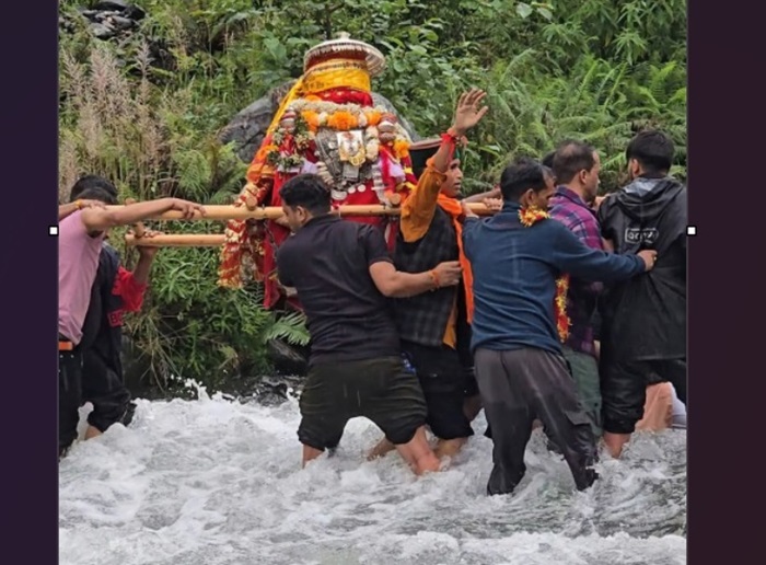 जय मां नंंदा: टूटे रास्तों और उफनते गदेरों से होकर कैलाश की ओर बढ़ी मां नंदा की डोली–