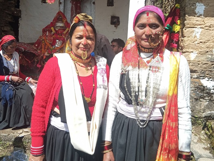 पारंपरिक वेशभूषा में पहुुंची महिलाएं-