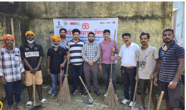 विशेष अ​भियान: स्वच्छता अभियान में केंद्रीय भंडारगृह के कर्मचारियों ने किया श्रमदान--